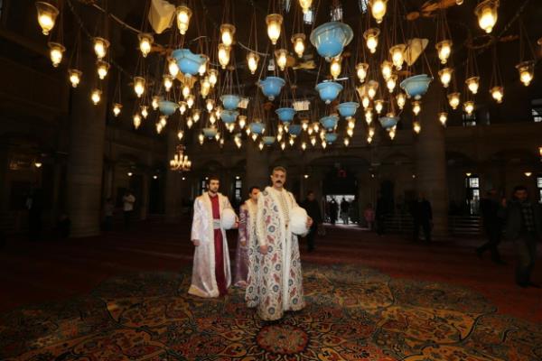 Sultan 2. Abdlhamid Han&#8217;n torunu Abdlhamid Kayhan Osmanolu da projenin olduka heyecan verici olduunu syleyerek, &#8220;Bu gelenein yeniden canlandrlmas bizi de mutlu etti. Kl kuanma ve dier konularn bugne tanmas bizim iin onur verici. nallah biz de bu trene katlacaz&#8221; dedi.