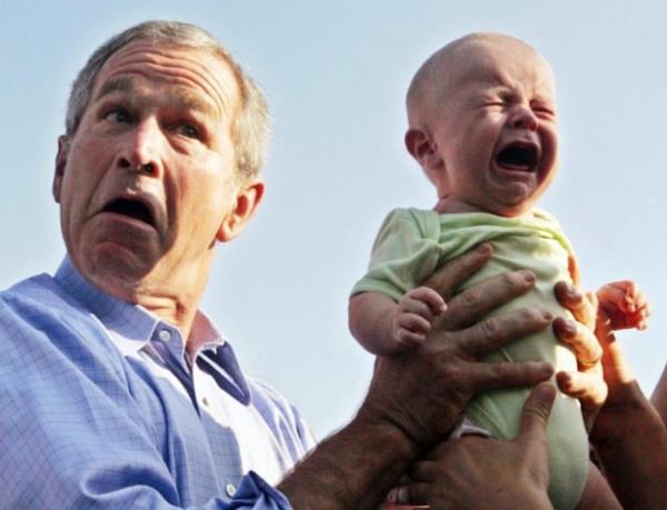 13 Temmuz 2006'da ABD Bakan George Bush'un Almanya Babakan Merkel'i ziyareti srasnda kucana ald bebek byle alad   <br>  Fotoraf: Jim Bourg
