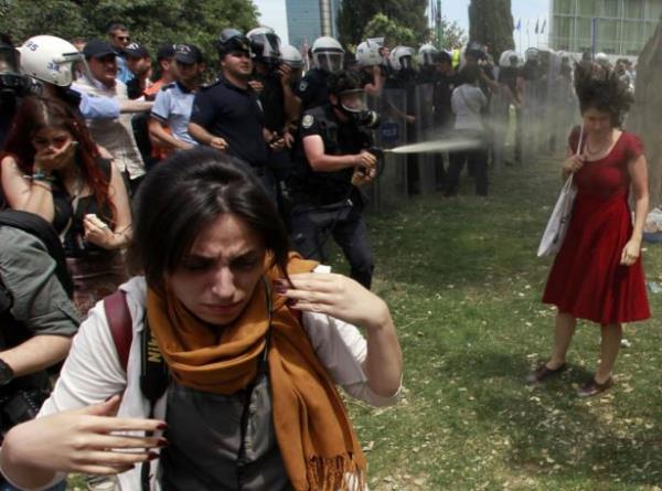Gezi olaylar srasnda gstericiye biber gaz skan polis...  <br>  Fotoraf: Osman Orsal