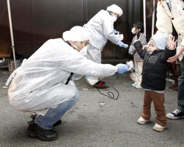 13 Mart 2011. Fukushima nkleer tesisteki patlamann ardndan grevliler ocuklar iin gerekli tetkikleri yapyor. <br>    Fotoraf: Kim Kyung-Hoon / Reuters