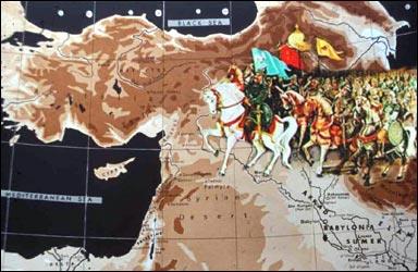 <p><b>MEYDAN MUHAREBES</b></p>  26 Austos Cuma sabah adrndan kan Alp Arslan Malazgirt'le Ahlat arasndaki Malazgirt ovasnda, kendi ordugahnn 7-8 km uzanda, ovaya yaylm durumdaki dman birliklerini grd. Sava nlemek iin imparatora eliler gndererek Sultan bar teklfinde bulundu.