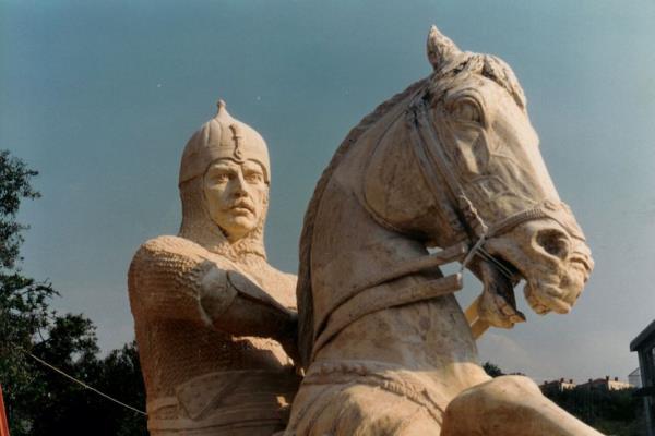 Trk Soyundan gelen Uzlar, Peenekler ve Kpaklar; Afin Bey, Artuk Bey, Kutalmolu Sleyman ah gibi Seluklu komutanlar tarafndan verilen Trke emirlerden etkilenen bu svari birlikleri de soydalarnn yanna katlnca Bizans ordusu svari gcnn nemli bir ksmn kaybetti.