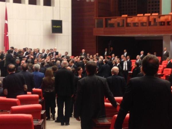 TBMM Genel Kurulu'ndaki " Gvenlik Paketi" grmeleri srasnda iktidar ve muhalefet milletvekilleri arasnda kavga kt.