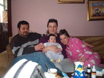 PELN KARAHAN<br>    Yine 'Kavak Yelleri' dizisiyle adn duyuran Pelin Karahan da bu fotorafta ailesiyle birlikte grlyor.