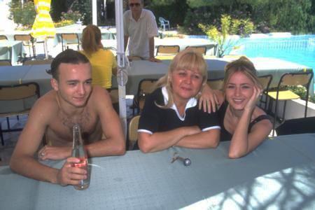 PINAR AYLN<br>    nl arkc Pnar Aylin annesi Hlya ve erkek kardei Mert ile birlikte