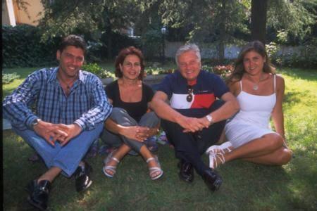 GKSEL ARSOY<br>    Yeilam'n altn ocuu olarak bilinen Gksel Arsoy'un aile albmnden bir kare.