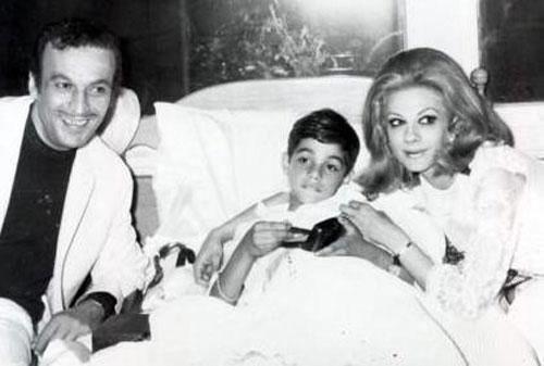 KEREM ALIIK<br>    Dev oyuncu Sadri Alk ve kendisi gibi oyuncu olan ei olpan lhan oullar Kerem Alk'n snnetinde