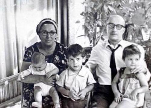 OKAN BAYLGEN<br>    nl ovmen Okan Baylgen'in aile albmnden... Baylgen fotorafta anneannesi, dedesi ve kuzenleriyle birlikte grlyor