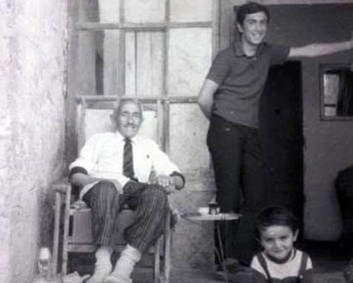 YILMAZ ERDOAN<br>    Ylmaz Erdoan amcas ve dedesi ile birlikte grlyor