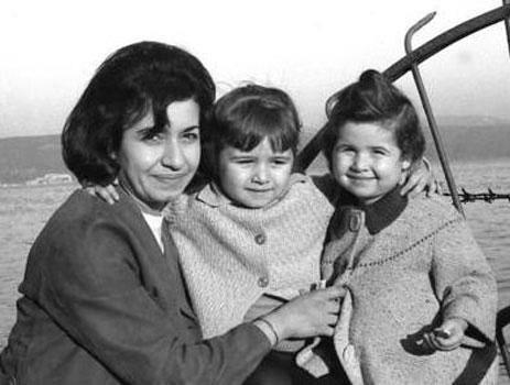 DEMET AKBA  <br>  1960'l yllarda ekilen fotorafta nl oyuncu Demet Akba annesi Benan ybar ve kz kardei Sedef ile birlike grlyor.