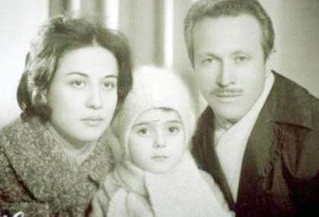 ZEYNEP CASALN<br>    arkc Zeynep Casalini, talyan babas Ernesto Casalini ve oyuncu annesi Deniz Trkali'nin kucanda.