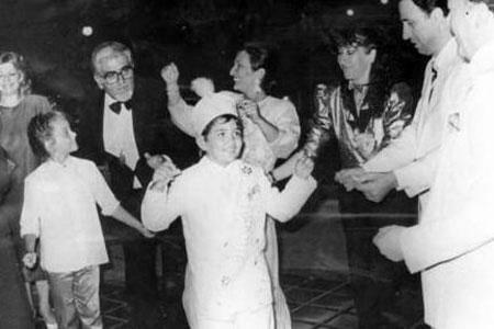 AL SUNAL  nl oyuncu Ali Sunal'n ailesiyle birlikte mutlu bir an