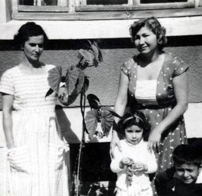 NLFER<br>    nl arkc Nilfer annesi Ltfiye Hanm ile birlikte.