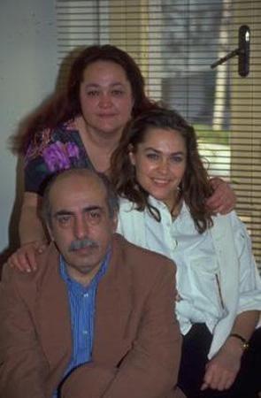 HLYA AVAR  <br>    nl sanat Hlya Avar annesi Emral ve babas Celal Avar ile birlikte