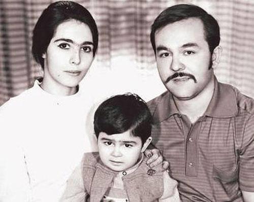 nl arkc Serdar Orta ksa bir sre nce hayatn kaybeden babas Mehmet Bey ve annesi Nesrin Hanm ile birlikte.