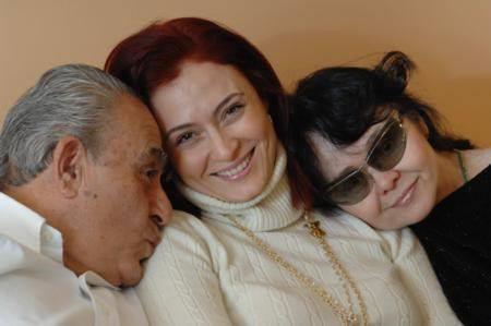 CEYDA DVENC  <br>  nl oyuncu Ceyda Dvenci de annesi Zmrt hanm ve babas ile birlikte grlyor.