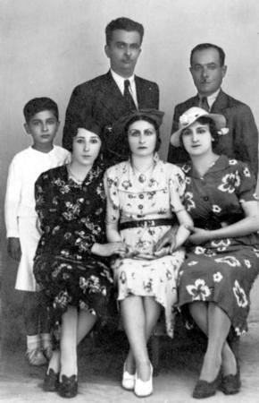 HAKKI DEVRM<br>    Usta gazeteci Hakk Devrim'in aile albmnden