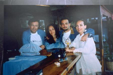 EROL EVGN<br>    Trk pop mziin sevilen seslerinden Erol Evgin ailesi ile birlikte..