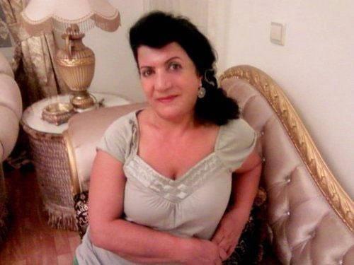 Deniz'in annesi Kadriye hanm, son gnlerde zellikle sanatlar arasnda ska kullanlan sosyal paylam sitesi Twitter'da kendisine bir sayfa aarak olunun doum gnn sayfas aracl ile kutlamt.