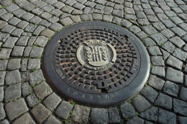 Rgar kapaklar; kare, dikdrtgen ya da herhangi baka bir ekil olsayd kapak kanalizasyonun iine debilirdi. Ancak dairesel ekildeki kapan kanalizasyonun iine dmesi imkanszdr.