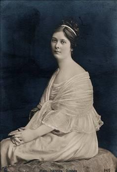 Earp lm<br>  "Moder dansn annesi" saylan Isadora Duncan 1927'de earp yznden ld. Earp takmay ok severdi.  New York Times gazetesinde yazlan bir yazda anlatld ekliyle 1927 de ok hzl bir otomobille giderken gl bir ipekten yaplan earb rzgar yznden direksiyona dolat. Korkun bir gle boazn skan earbn viyolenselcisi ve kuofr kartmaya alsalarda baarl olamadlar. Araba durduktan sonra hemen ilk yardm yaplmasna ramen bayan Duncan' kurtaramadlar.