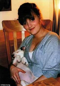 Jennie Mitchell<br>  Kuafr Jeannie Mitchell evliliine hazrlanrken trajedinin kurban oldu. Arabasnda sigara iiyordu. Sigaray camdan dar atmak isterken sigara kazara arabann iine dt. Arabada Mitchell'in sa renklendirici svsnn bulunduu ie ise dklmt. Sigara arabann iine dp ieyi alevlendirdi ve saniyeler iin Mitchell'n arabas alev topuna dnd.