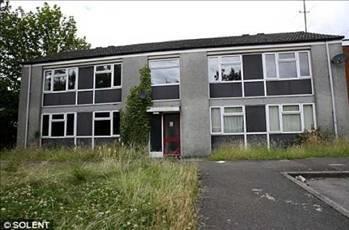 David Phyall  <br>ngiliz David Phyall'n evini tahliye iin mahkeme karar kmt. Buna kar sava veren Phyall "ancak cesedimi ineyerek evimi alrsnz" dedi. Dediini de yapt. Bir gn onlarca uyuturucu hap ien Phyall kendi kurduu testere tuzann kurban oldu. Gzn kapatan Phyall kurduu tuzakla kendi ban kesti.