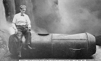 Bir portakal kabuu yznden...<br>  Bobby Leach lmden korkmayan bir adamd. 1911 ylnda Niagara elalesinden bir fnn iinde geen 2. kii olma nvann alan Bobby Leach, lme meydan okuyan gsterileri ile tannyordu. Fakat bukadar cesur olmasna karn lm ok ironik oldu. Bir gn Leach, Yeni Zellanda'da yrrken bir portakal kabuuna basarak kayd ve ayan krd. Daha sonra aya kesilse de doktorlar Leach'i kurtaramad.