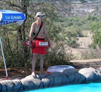 Cankurtarann lm<br>  1983'de Cankurtaranlar partisi kutlamalarnda sezonun ilk boulmas yaanm. Parti sona erdiinde 31 yandaki Jerome Moody rekreasyon blmnn havuzunda l bulundu. Acdr ki cankurtaranlar cankurtaran kurtaramadlar.