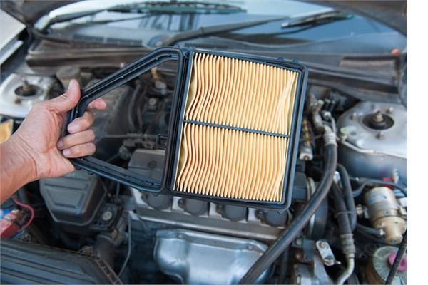 Tasarruf iin hava filtresini deitirin Karbratrl aralar iin doru olan bu uygulama, enjeksiyonlu aralarda geerli deil. Hava filteresini deitirmek motorun performansn artrsa da yakt tketimini azaltmyor.