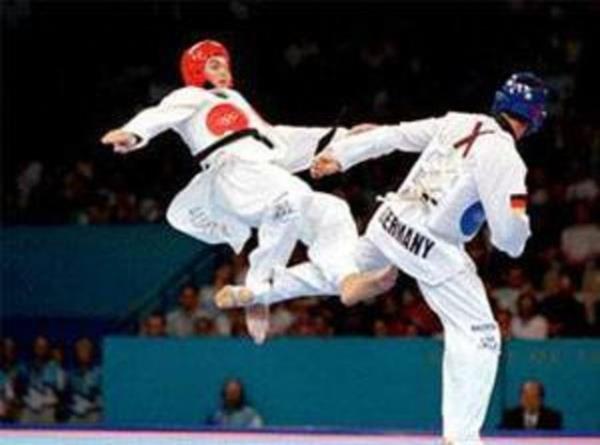 3- Tekvando kurslarna katln Ya da dans edin, tenis oynayn. Kalp atn hzlandran ve byk lde egdm gerektiren bir etkinlik bulmaya aln.