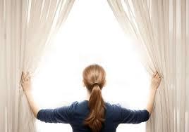 Pencere ve kaplarn PVC dorama ve ift cam yaplmas yzde 15&#8217;e varan oranda tasarruf salayabiliyor. Eer bu yaplamyorsa, pencere ve kap kenarlar snger ya da fitil ile kapatlabilir.