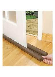 Kap ve pencerelerdeki aralklar kapatarak s ve serinlik kaybn nleyin: Evlerin pencereleri ahap ereveli ise cam kenarlarnn macunlandndan ve erevelerde boluk kalmadndan emin olunmas gerekiyor. Ahap kap ve pencerelerde ise izolasyon bant ve talar kullanlarak yaltm salanabiliyor.