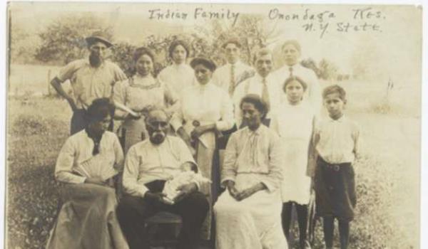 Onondaga (New York)<br>  Dili konuan 10 kii  rokua Konfederasyonu&#8217;nun bir dier kabilesi Onondagalar&#8217;da bu dili konuan yalnzca 10 kii kalm durumda. Onondagalar New York&#8217;un esas yerlileriydi.