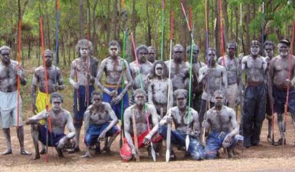 Warnindilyakwa insanlar binlerce yldr bu topraklarda yayorlar ve imdi ana dilleri olan Anindilyakwa&#8217;y konuan sadece 2000 yerli kalm durumda.