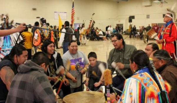 Mescalero-Chiricahua Apache (Oklahoma)  Dili konuan 3 kii  Mescalero-Chiricahua Apache dili, Oklahoma ve New Mexico&#8217;da konuulan bir dildir.