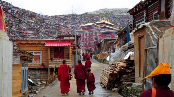 nk Larung Vadisi`nde birarada yaamaya mecbur bu insanlar ya rahip, ya rahibe ya da din rencisi&#8230;