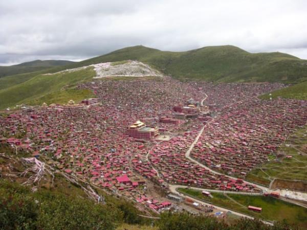 Yamalara kurulu, kutu gibi evlerden oluan bu derme atma ve arpk ehir fotoraflar in'den...