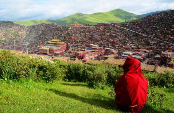 Tibet manastr etrafndaki bu kk derme atma evlerde yaayanlar ise Budistler...