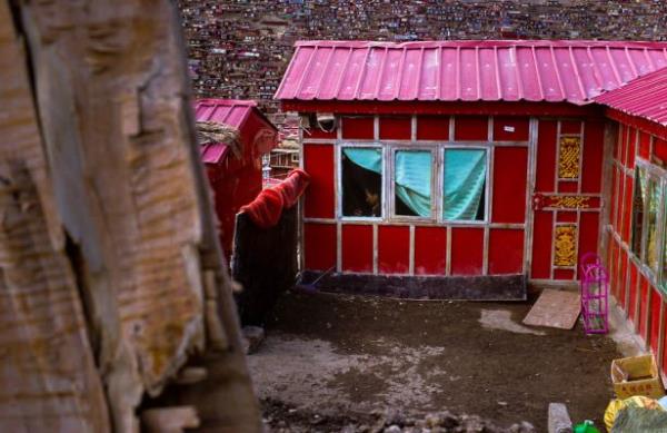 Arlkl olarak ahaptan imal edilen evler, adeta bitiik nizam, ama rahiplerle rahibelerin yaadklar evler arasnda byk duvarlar var.