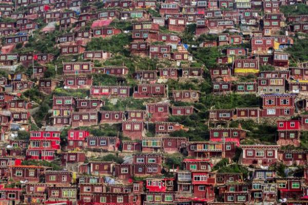 Deniz seviyesinden 12 bin 500 metre ykseklikteki Tibet zerk blgesindeki Serthar Country`deki bu yerleim alannda yaayanlarn oluturduu nfus yaklak 40 bin kii...