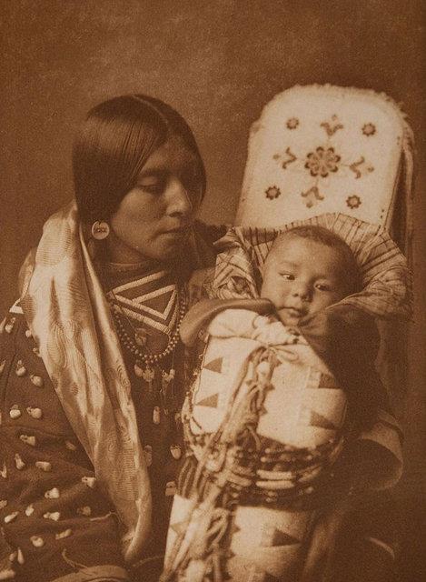 Fotoraf Edward Curtis, kimsenin yok olmakta olan Kzlderili kltrn yaatmaya almadn grnce objektifine sarlm.