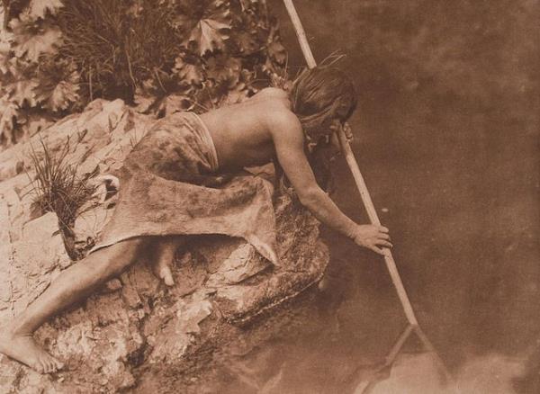 Amerikal fotoraf Edward Curtis, Yerli Amerikallar'n hayatlarn, geleneklerini belgelemek iin hayatnn 30 yln ktann bir ucundan bir ucuna Kzlderili kabilelerinin peinde geirdi.