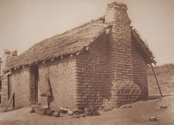 Fotoraf Edward Curtis, 1900&#8217;lerde balad gezisinin ilk yllarnda kars ve ocuu ile birlikte dolayordu. Ancak balarna byk tehlikeler gelince, yola yalnz devam etmeye karar verdi.