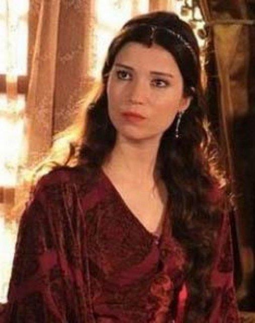 Annesi Alman babas ise Adanal.