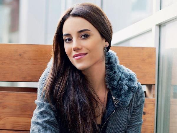 Cansu Dere, Trkiye'nin en ok nl yetitien kenti olan zmir'den.