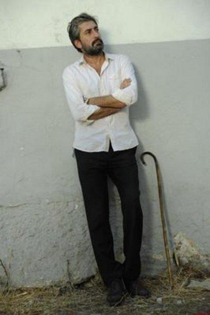 Ama ocukluunu stanbul'un skdar semtinde geirdi.