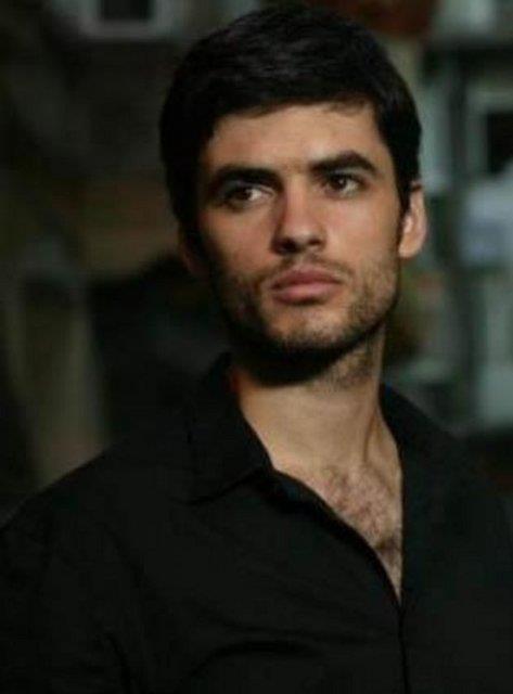 Gen aktr Arnavutluk'ta dodu. Ailesi hala orada yayor.