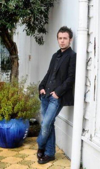 Ama kariyerine ilk adm att yer zmir'in Bornova ilesi.