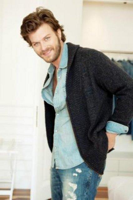 Babas Erdem Bey bir rportajnda aile olarak Adana'da 100 yl akn bir gemileri olduunu sylemiti. Babasnn anlattna gre dede Tatltu, Adana'nn nde gelen pastane sahiplerinden biriydi.